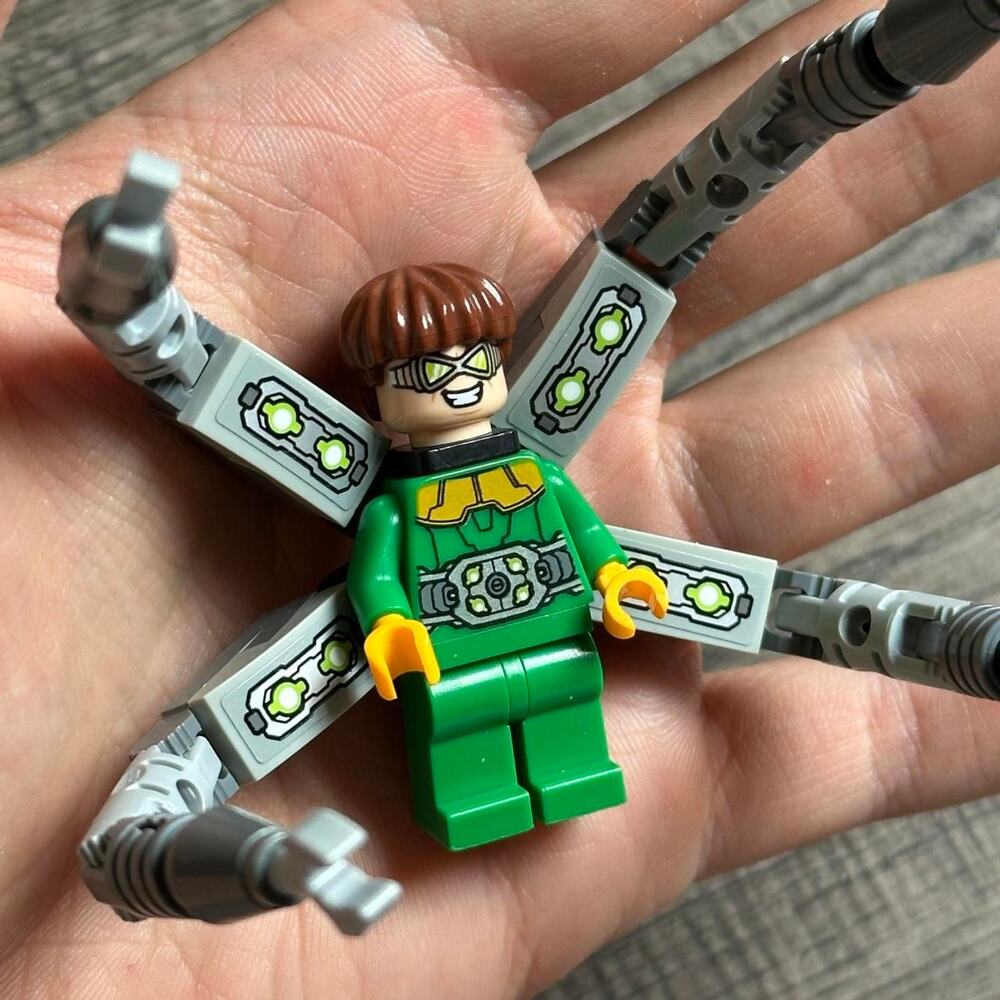 Rare 2020 Green LEGO Marvel Doc Ock Spiderman Villain Arms Mini Figure